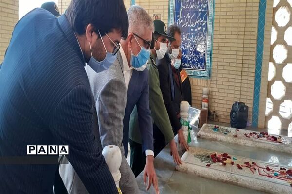 عطرافشانی وغبارروبی گلزارشهدای ابرکوه
