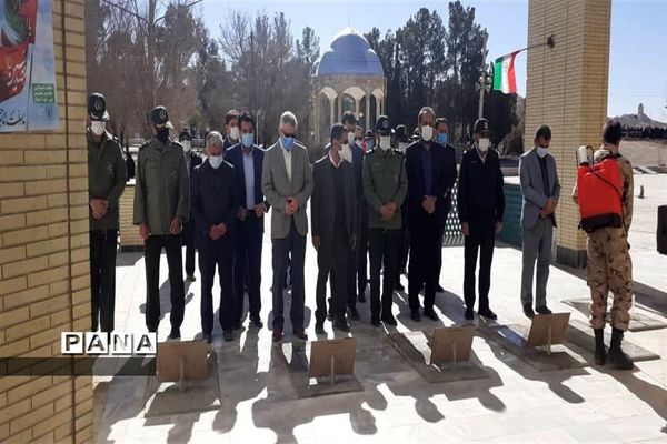 عطرافشانی وغبارروبی گلزارشهدای ابرکوه