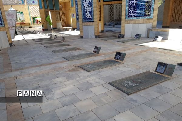 عطرافشانی وغبارروبی گلزارشهدای ابرکوه