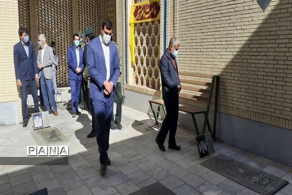 عطرافشانی وغبارروبی گلزارشهدای ابرکوه