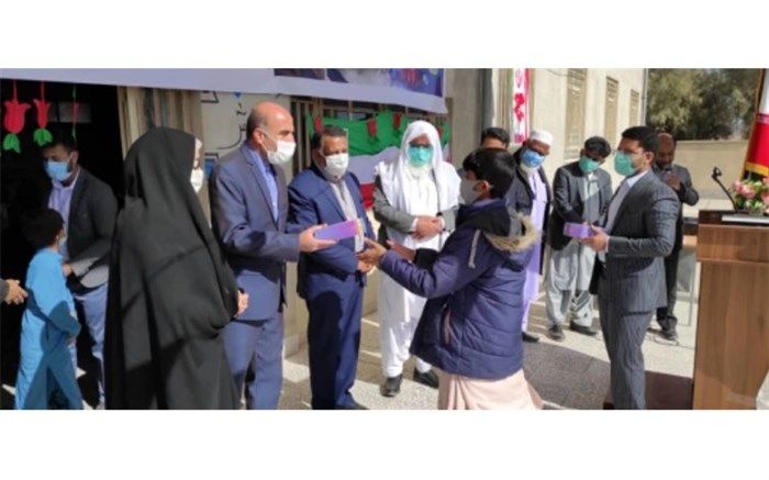 اهداء 41 دستگاه تبلت توسط اولیاء خیر دانش آموزان منطقه1 به دانش آموزان منطقه "شورو" نصرت آباد سیستان و بلوچستان