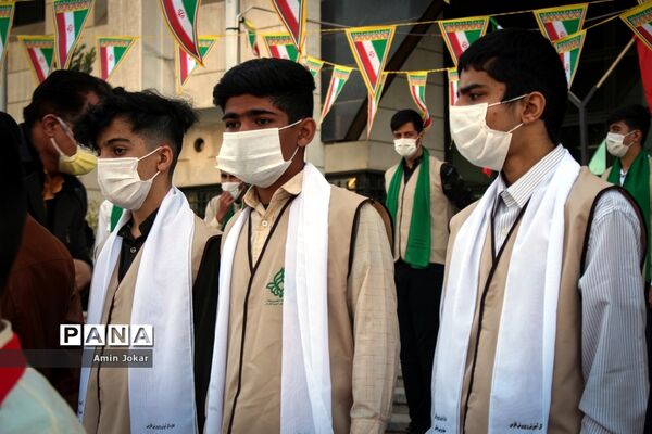 اجرای سرودهای انقلابی توسط پیشتازان  شیرازی