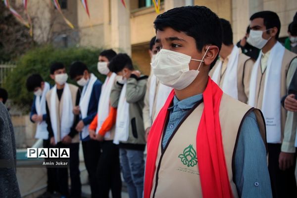 اجرای سرودهای انقلابی توسط پیشتازان  شیرازی