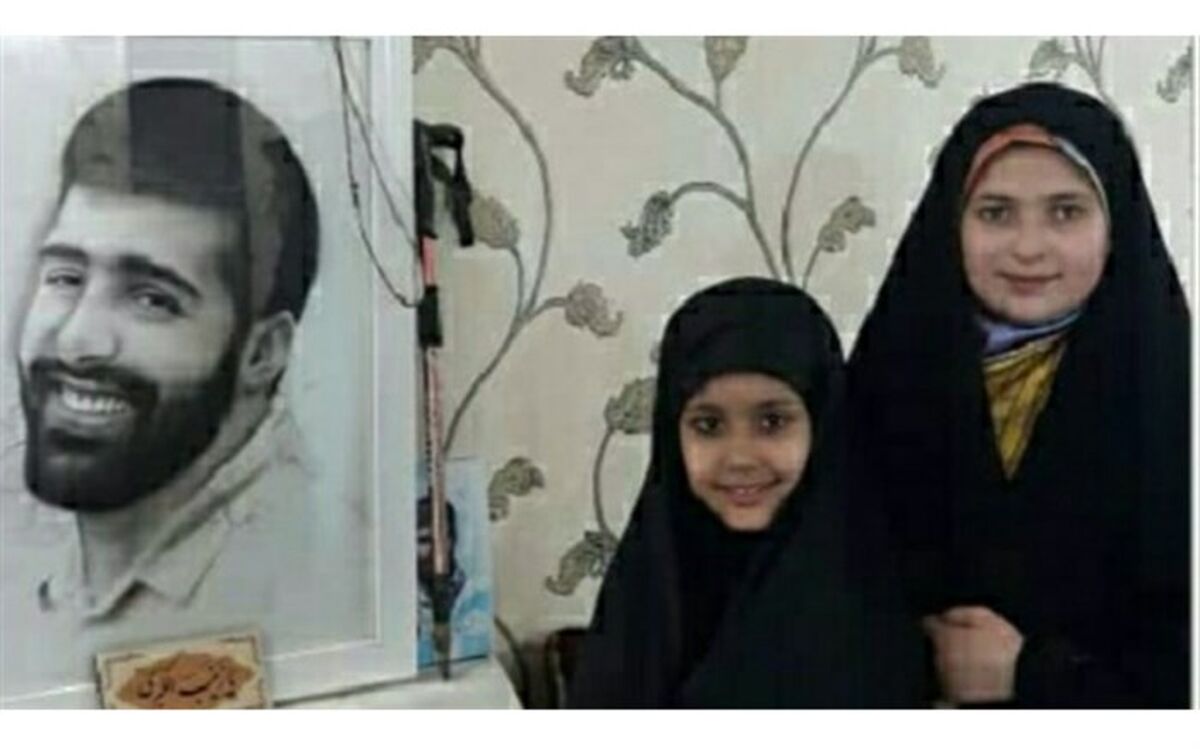 دیدار نماینده دانش‌آموزان مدرسه کوثر جوادآباد با خانواده شهید ثامنی‌راد