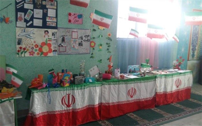 برگزاری نمایشگاه دهه فجر در مدرسه ارشاد آموزش و پرورش رودهن