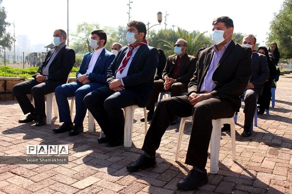 غبار روبی مزار شهدای گمنام اهواز به‌مناسبت دهه فجر