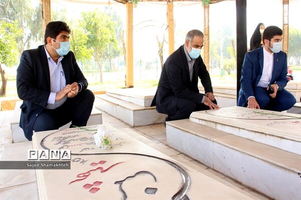 غبار روبی مزار شهدای گمنام اهواز به‌مناسبت دهه فجر