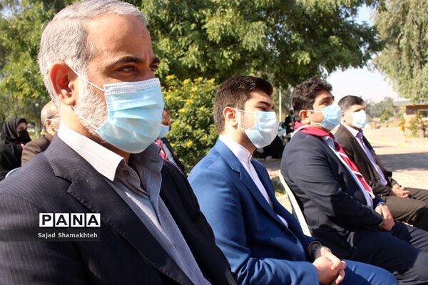 غبار روبی مزار شهدای گمنام اهواز به‌مناسبت دهه فجر