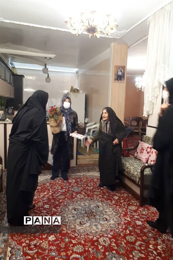 دیدار با خانواده شهید ایزدیار به مناسبت ایام دهه فجر