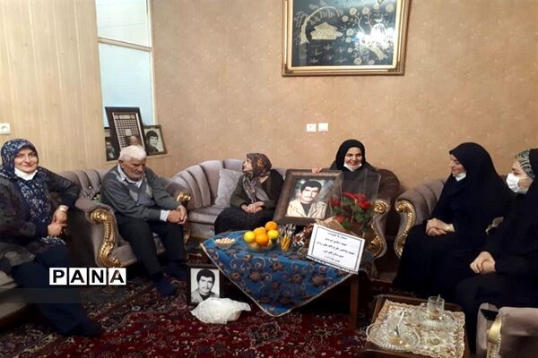 دیدار با خانواده شهید ایزدیار به مناسبت ایام دهه فجر