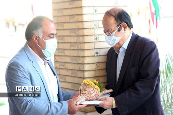 رونمایی از کتاب استاد حیدر عرفان در دشتستان