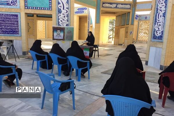 طرح لاله‌های روشن در دبیرستان شهیده روحی ابرکوه