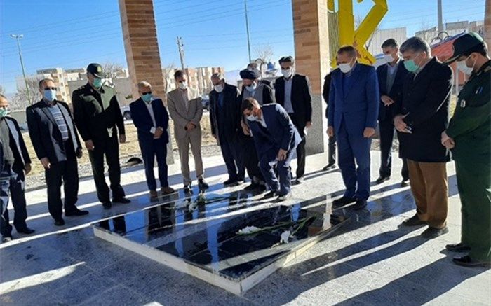 ادای احترام استاندار به شهدای گمنام شهر قیدار