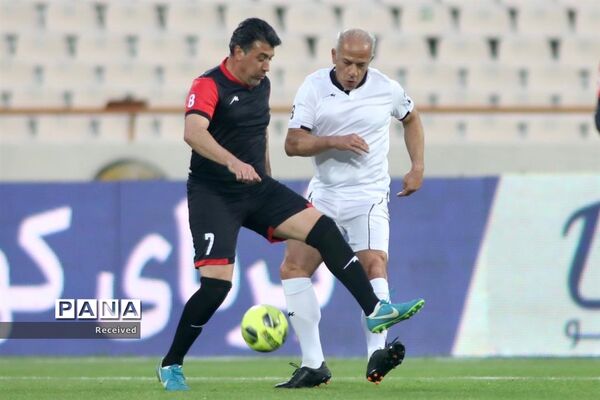 دیدار منتخب سرخابی‌ها و منتخب جام جهانی ۱۹۹۸ فرانسه