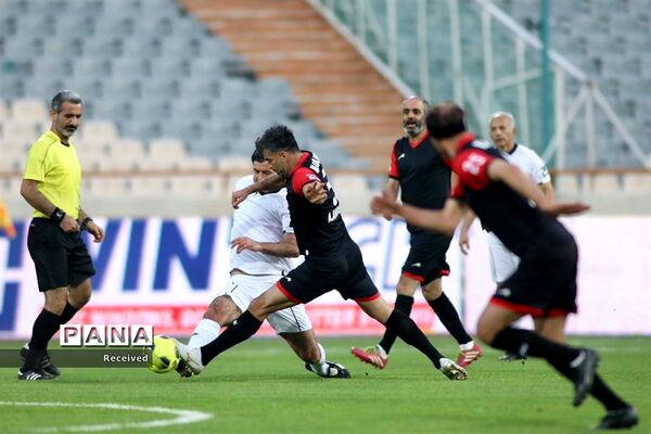 دیدار منتخب سرخابی‌ها و منتخب جام جهانی ۱۹۹۸ فرانسه