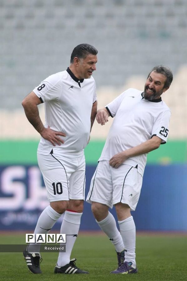 دیدار منتخب سرخابی‌ها و منتخب جام جهانی ۱۹۹۸ فرانسه