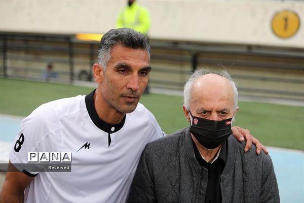 دیدار منتخب سرخابی‌ها و منتخب جام جهانی ۱۹۹۸ فرانسه