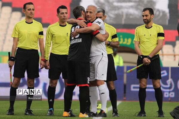 دیدار منتخب سرخابی‌ها و منتخب جام جهانی ۱۹۹۸ فرانسه