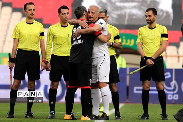 دیدار منتخب سرخابی‌ها و منتخب جام جهانی ۱۹۹۸ فرانسه