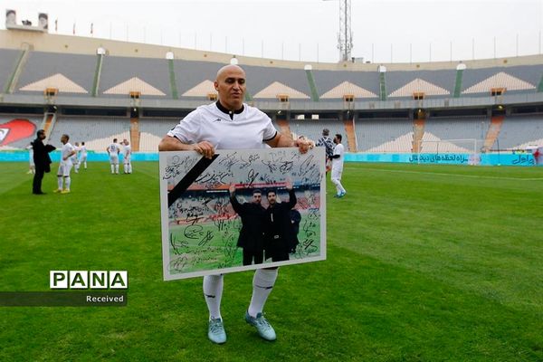دیدار منتخب سرخابی‌ها و منتخب جام جهانی ۱۹۹۸ فرانسه