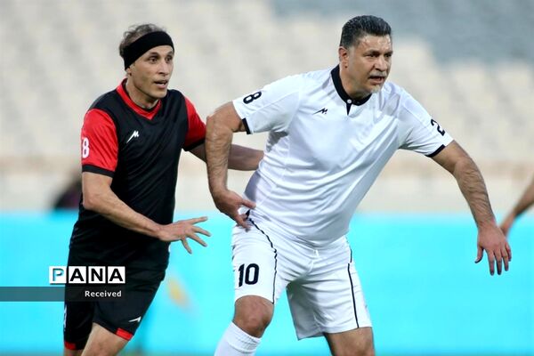 دیدار منتخب سرخابی‌ها و منتخب جام جهانی ۱۹۹۸ فرانسه