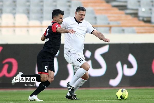 دیدار منتخب سرخابی‌ها و منتخب جام جهانی ۱۹۹۸ فرانسه