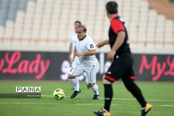 دیدار منتخب سرخابی‌ها و منتخب جام جهانی ۱۹۹۸ فرانسه