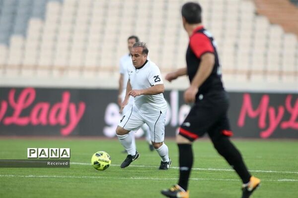 دیدار منتخب سرخابی‌ها و منتخب جام جهانی ۱۹۹۸ فرانسه