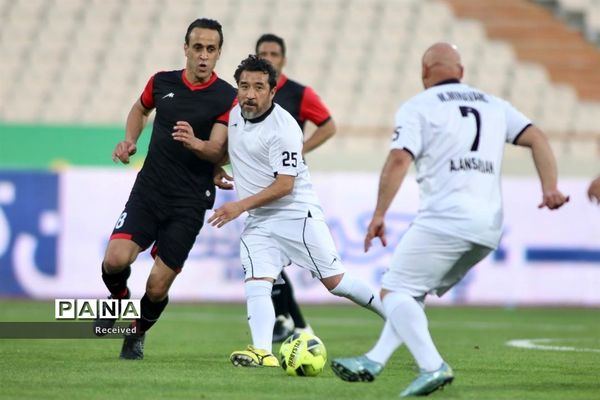 دیدار منتخب سرخابی‌ها و منتخب جام جهانی ۱۹۹۸ فرانسه