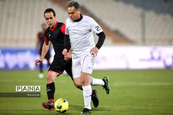 دیدار منتخب سرخابی‌ها و منتخب جام جهانی ۱۹۹۸ فرانسه