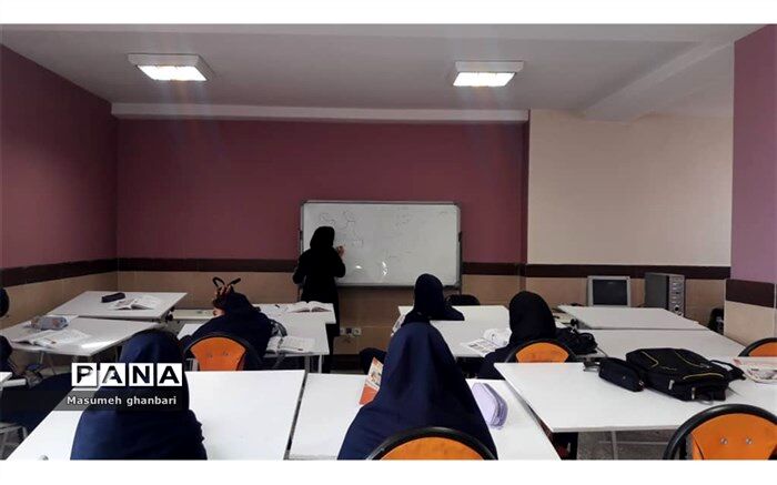 تدریس غیرحضوری دانش‌آموزان را دچار چالش کرده، اما در شرایط  فعلی ناگزیر هستیم