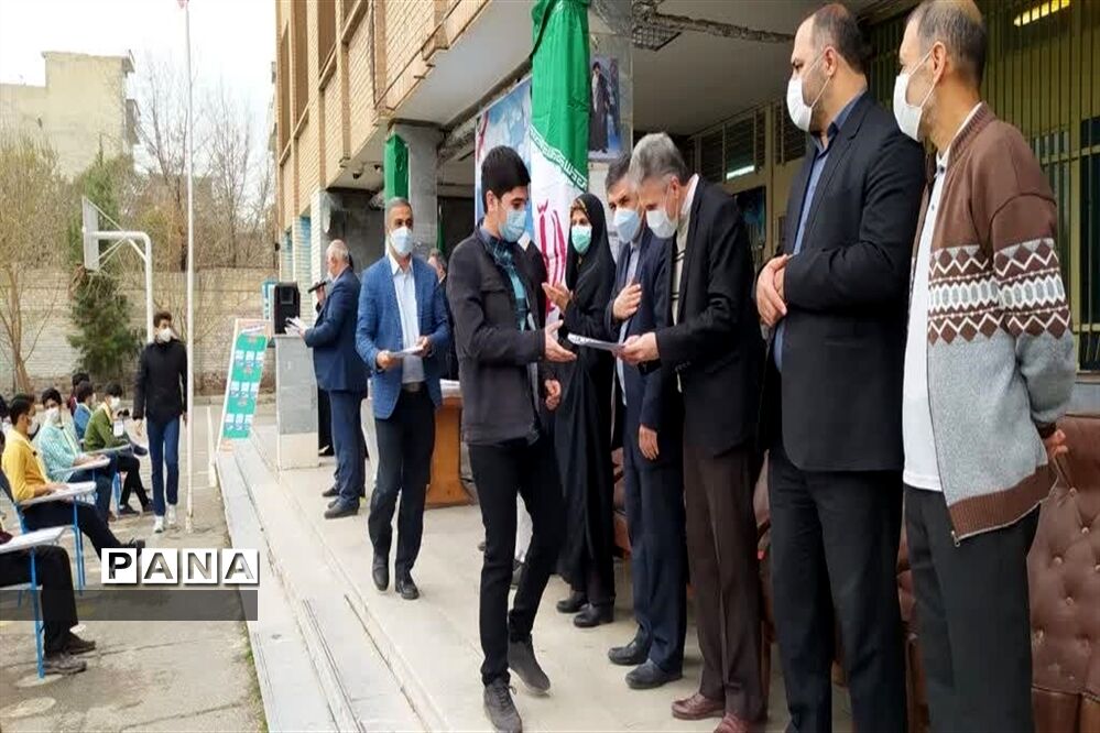 تجلیل از دانش‌آموزان برتر دبیرستان ماندگار مدرس آموزش و پرورش ناحیه دو شهر ری