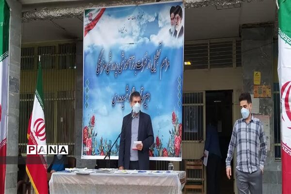 تجلیل از دانش‌آموزان برتر دبیرستان ماندگار مدرس آموزش و پرورش ناحیه دو شهر ری