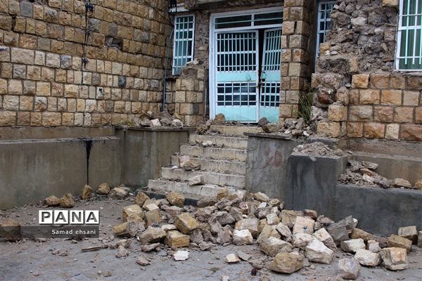 آسیب جدی زمین لرزه به  منازل مسکونی شهر سی سخت -1