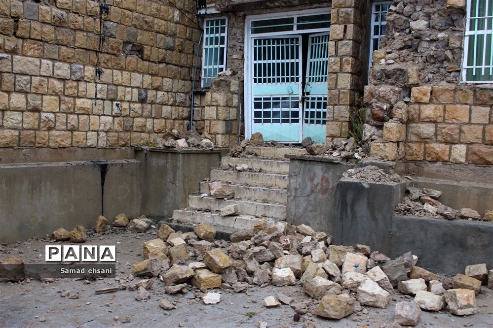 آسیب جدی زمین لرزه به  منازل مسکونی شهر سی سخت -1