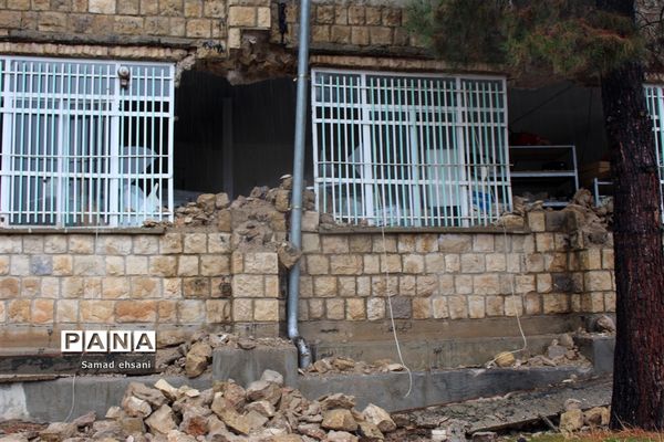 آسیب جدی زمین لرزه به  منازل مسکونی شهر سی سخت -1