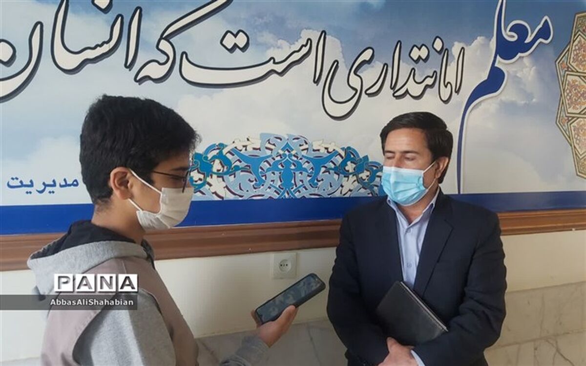 توزیع بیش از 480 دستگاه گوشی و تبلت در بین دانش آموزان مناطق کم برخوردار کاشمر