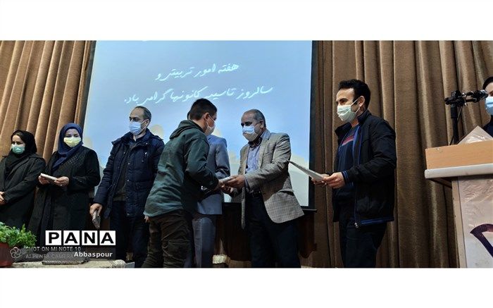 عوامل موفقیت در آموزش،علم، ایمان و هنر است