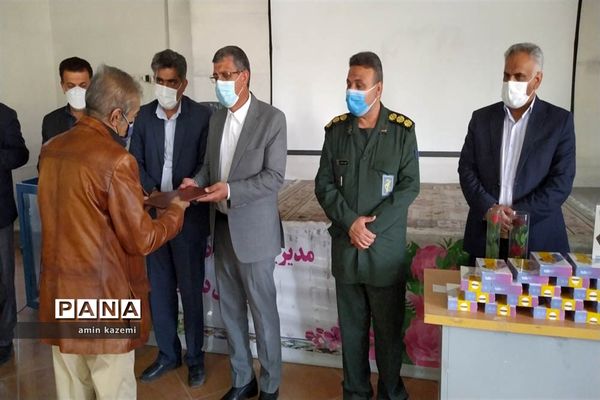 اهدا ۵۰ تبلت دانش‌آموزی توسط خیر نیکوکار عطا بهارلو به دانش‌آموزان نیازمند در داراب