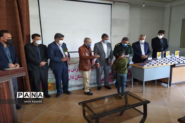 اهدا ۵۰ تبلت دانش‌آموزی توسط خیر نیکوکار عطا بهارلو به دانش‌آموزان نیازمند در داراب