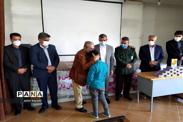 اهدا ۵۰ تبلت دانش‌آموزی توسط خیر نیکوکار عطا بهارلو به دانش‌آموزان نیازمند در داراب