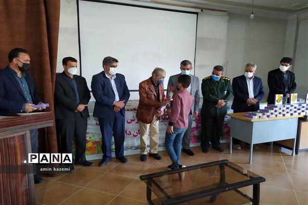 اهدا ۵۰ تبلت دانش‌آموزی توسط خیر نیکوکار عطا بهارلو به دانش‌آموزان نیازمند در داراب