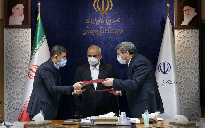 امضای تفاهم نامه تامین ۷ هزار ۴۰۰‌ تبلت ویژه دانش‌آموزان نیازمند البرز