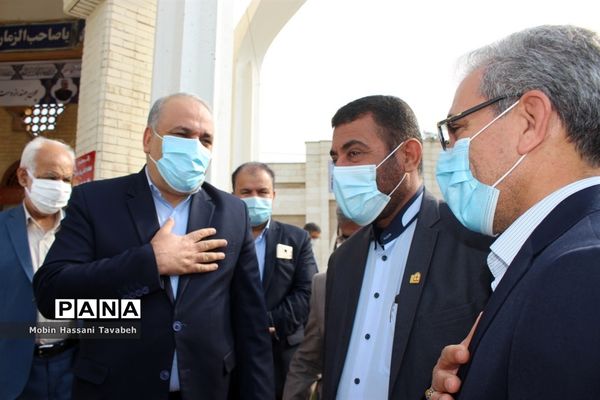 غبارروبی و عطر افشانی قبور مطهر شهدای بوشهر
