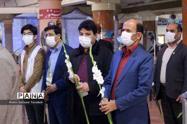 غبارروبی و عطر افشانی قبور مطهر شهدای بوشهر