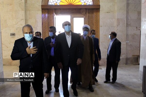 غبارروبی و عطر افشانی قبور مطهر شهدای بوشهر