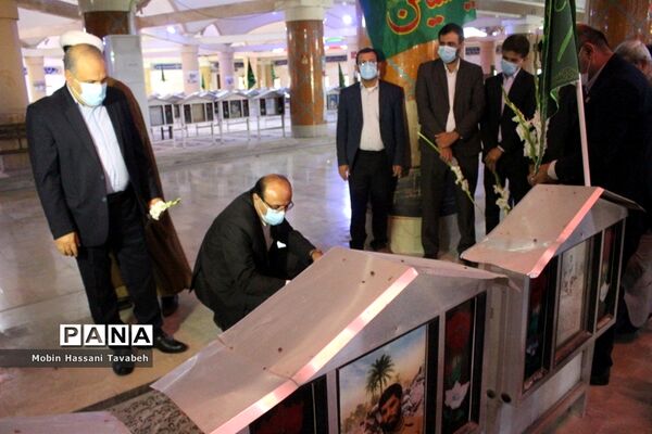 غبارروبی و عطر افشانی قبور مطهر شهدای بوشهر