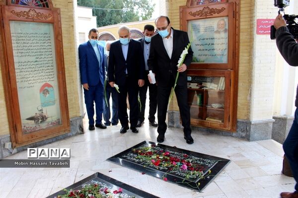 غبارروبی و عطر افشانی قبور مطهر شهدای بوشهر