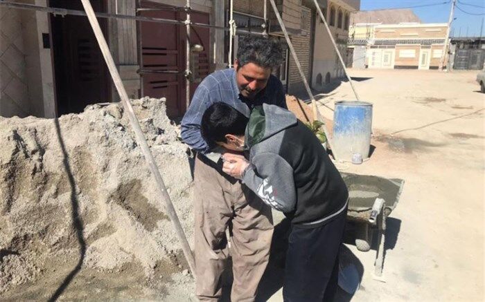 بوسه پرمهر فرزندان بر دستان پر‌توان پدران
