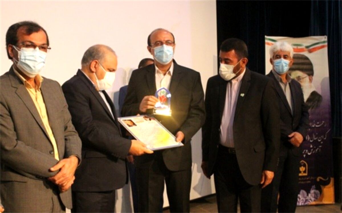 مراسم تجلیل از طلایه‌داران تربیت  در بوشهر برگزار شد